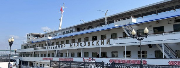 Теплоход Владимир Маяковский по России